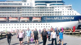 Du thuyền Celebrity Millennium cập cảng Chân Mây để du khách  quốc tế tham quan di sản miền Trung