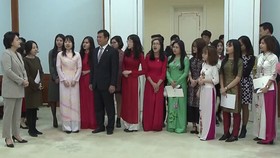 Phu nhân Tổng thống Hàn Quốc nói chuyện với sinh viên Việt Nam. Ảnh: VTV