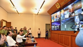 Thủ tướng Nguyễn Xuân Phúc kiểm tra công tác an ninh trước thềm Hội nghị Thượng đỉnh hợp tác tiểu vùng Mekong mở rộng (GMS) lần thứ 6 và Hội nghị cấp cao hợp tác khu vực tam giác phát triển Campuchia-Lào-Việt Nam (CLV) lần thứ 10 tại Hà Nội. Ảnh: VGP