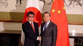 Ngoại trưởng Nhật Bản Taro Kono (trái) và người đồng cấp Trung Quốc Vương Nghị. Ảnh: REUTER