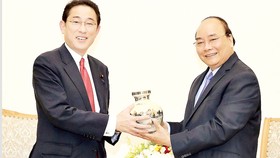 Thủ tướng Nguyễn Xuân Phúc tặng quà lưu niệm ông Fumio Kishida                                                                                                Ảnh: TTXVN