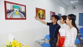 Các sinh viên trường Đại học Campuchia tham quan Phòng Việt Nam vừa được khánh thành. Ảnh: TTXVN