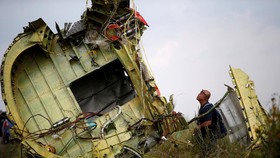 Một điều tra viên tại hiện trường vụ rơi máy bay vào năm 2014. Ảnh: REUTERS