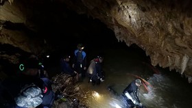 Các thợ lặn làm việc trong hang Tham Luang. Ảnh: ABC NEWS 