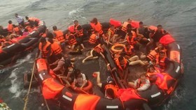 Nhiều du khách may mắn thoát nạn trong vụ chìm tàu du lịch ở Phuket nhờ bè cứu sinh. Ảnh: PHUKET NEWS 