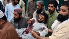 Một nạn nhân bị thương trong vụ đánh bom được đưa đến bệnh viện Quetta ngày 13-7. Ảnh: REUTERS