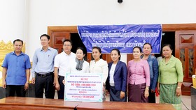 Phó Bí thư Thành ủy TPHCM trao 100.000USD hỗ trợ người dân tỉnh Attapư bị ảnh hưởng sự cố vỡ đập thủy điện