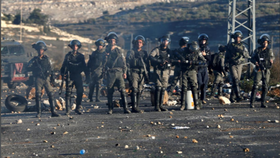 Binh sĩ Israel trấn áp một cuộc biểu tình tại Beilj El, gần TP Ramallah ở Bờ Tây (Palestine). Ảnh: REUTERS