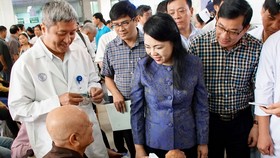 Bộ trưởng Bộ Y tế Nguyễn Thị Kim Tiến thăm hỏi một bệnh nhân                         tại BV Chợ Rẫy sáng 13-8                     Ảnh: HOÀNG HÙNG