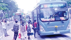 Hành khách đi xe buýt tuyến 53 Bến Thành - Suối Tiên                                                                                      Ảnh: THÀNH TRÍ