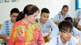 Giáo viên Trường THCS Lạc Hồng (quận 10 TPHCM)  trong một giờ lên lớp    Ảnh: HOÀNG HÙNG