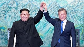 Tổng thống Hàn Quốc Moon Jae-in (phải) và nhà lãnh đạo Triều Tiên Kim Jong-un tại cuộc gặp ở làng đình chiến Panmunjom ngày 27-4. Nguồn: TTXVN
