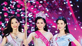 Hoa hậu Trần Tiểu Vy cùng Á hậu 1 Bùi Phương Nga  và Á hậu 2 Nguyễn Thị Thúy An 