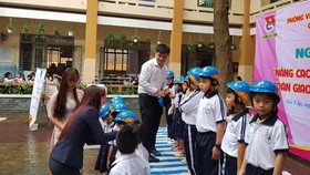 Tặng mũ bảo hiểm cho học sinh Trường Trần Văn Ơn
