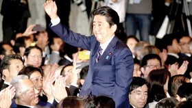 Các nghị sĩ đảng Dân chủ tự do chúc mừng Thủ tướng Nhật Bản Shinzo Abe
