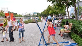 Người dân vui chơi bên kênh Nhiêu Lộc - Thị Nghè. TPHCM cần nhiều không gian công cộng, cây xanh để thúc đẩy sự cởi mở, sáng tạo Ảnh: VIỆT DŨNG