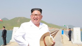 Lãnh đạo Triều Tiên Kim Jong-un thị sát tuyết đường sắt nối Koam với Dapchon ở Triều Tiên hồi tháng 5. Ảnh: KCNA
