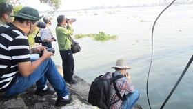Các nhà nghiên cứu và phóng viên  khảo sát ô nhiễm trên sông Đồng Nai