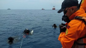 Các thợ lặn tìm kiếm tại khu vực máy bay của hãng Lion Air bị rơi. Ảnh:  REUTERS