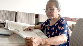 Ngoài những câu chuyện về Bác Hồ từ sách vở, bà Hoàng Thị Khánh đọc Báo SGGP để được biết thêm những điển hình học tập Bác 