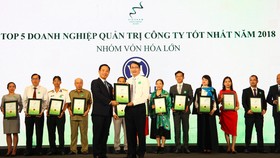 Ông Trần Chí Sơn – đại diện Vinamilk nhận chứng nhận trong lễ trao giải Cuộc bình chọn Doanh nghiệp niêm yết năm 2018