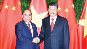 Thủ tướng Nguyễn Xuân Phúc gặp Tổng Bí thư,  Chủ tịch Trung Quốc Tập Cận Bình tại Hội chợ nhập khẩu quốc tế Trung Quốc    Ảnh: TTXVN