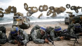 Lính thủy đánh bộ Hàn Quốc trong cuộc tập trận chung Đại bàng non với Mỹ tháng 3-2017. Ảnh: REUTERS