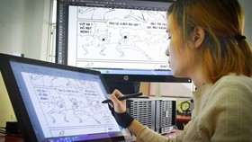 Thị trường truyện tranh Việt đang mở ra nhiều cơ hội cho các họa sĩ trẻ (một họa sĩ đang vẽ truyện tranh trên máy tính)   Ảnh: C.M.A.