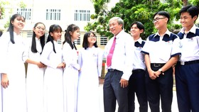 Thầy Bùi Trí Hiệp, Hiệu trưởng Trường THPT Mạc Đĩnh Chi  (quận 6) cùng các học trò