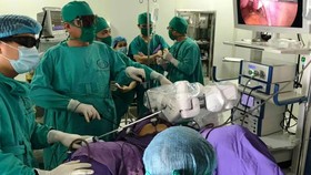 Bệnh viện Sản Nhi Quảng Ninh ứng dụng cánh tay robot vào điều trị                                       cho bệnh nhân u xơ tử cung                              Ảnh: MINH KHANG