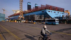 Một tàu chở hàng container đang được đóng mới tại xưởng đóng tàu của Daewoo DSME ở Okpo, cách thành phố Busan khoảng 60km về phía Nam. Nguồn: TTXVN
