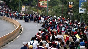 Hàng ngàn người Honduras tìm cách sang Mỹ bất chấp cảnh báo của Tổng thống Mỹ Donald Trump. Ảnh: EPA