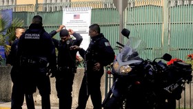Binh sĩ Mexico gác bên ngoài Lãnh sự quán Mỹ ở Guadalajara, Mexico sau vụ tấn công, ngày 1-12.  Nguồn: TTXVN