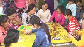 Từ nguồn vốn được các hội viên chung giúp, nhiều chị em phụ nữ  ở huyện Tam Nông đã có được nghề đan thêu, tạo nguồn thu nhập