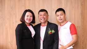 Anh Nguyễn Hoàng Vũ (giữa) cùng đồng nghiệp