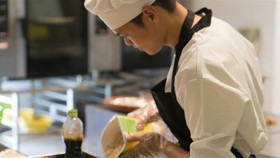 Chảo Láo Sử trở thành bếp chính Bếp Á của nhà hàng Hải Cảng