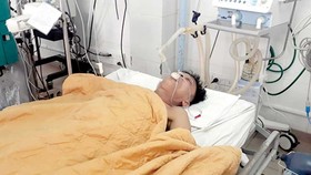 Bệnh nhân Nguyễn Văn Nhật được Bệnh viện Đa khoa Quảng Trị truyền bia giải độc rượu