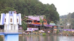 Quán cà phê xây dựng trái phép ngay bên hồ Tuyền Lâm. 