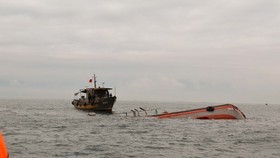 Phối hợp tìm kiếm 10 ngư dân mất tích trên biển