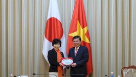 Chủ tịch UBND TP Nguyễn Thành Phong cùng bà Abe Toshiko, Thứ trưởng Thường trực Bộ Ngoại giao Nhật Bản