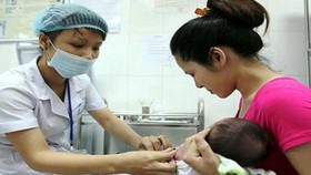 Trẻ bị phản ứng sau tiêm vaccine: Không nên hoang mang