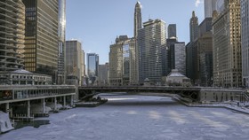 Băng bao phủ sông Chicago ngày 30-1-2019. Ảnh: AP