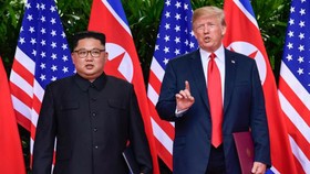 Tổng thống Mỹ và lãnh đạo Triều Tiên Kim Jong-un trong cuộc gặp lần một tại Singapore năm ngoái. Ảnh: AP.