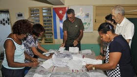Ủy ban bầu cử quốc gia tiến hành kiểm phiếu cuộc trưng cầu dân ý về Hiến pháp mới. Ảnh: GRANMA
