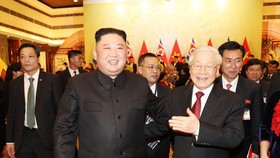 Tổng Bí thư, Chủ tịch nước Nguyễn Phú Trọng tiễn Chủ tịch Triều Tiên Kim Jong-un sau buổi tiệc chiêu đãi tối 1-3. Ảnh: TTXVN