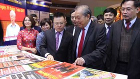 Phó Thủ tướng Thường trực Trương Hòa Bình tham quan gian trưng bày các ấn phẩm tại Hội Báo toàn quốc 2019. Ảnh: TTXVN 