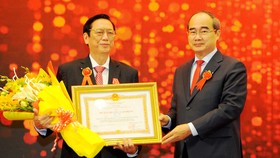 Bí thư Thành ủy TPHCM Nguyễn Thiện Nhân  trao Huân chương Lao động hạng 2 cho ông Trương Ty