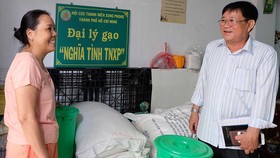 Ông Tống Văn Lường thăm hỏi và hướng dẫn cho đồng đội  tại đại lý gạo “Nghĩa tình TNXP” quận Tân Bình