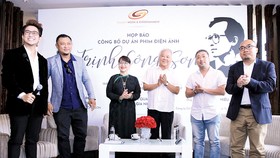 Đại diện gia đình nhạc sĩ Trịnh Công Sơn và ê kíp sản xuất phim tại buổi  công bố dự án 