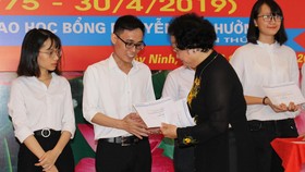 PGS-TS Trần Thị Trung Chiến trao học bổng Nguyễn Văn Hưởng cho sinh viên y dược. Ảnh: HUỲNH THANH LUÂN